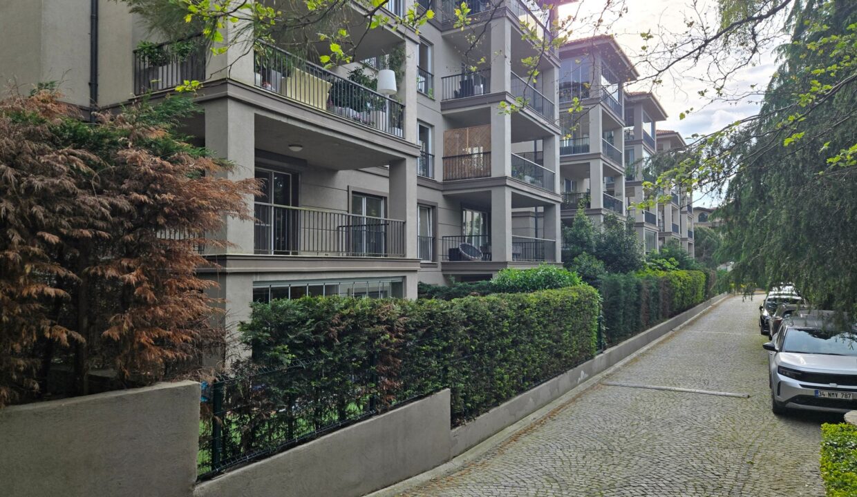 Göktürk Saklıbahçe Sitesi'nde Önü Açık Ara Kat 4+1 Satılık Daire