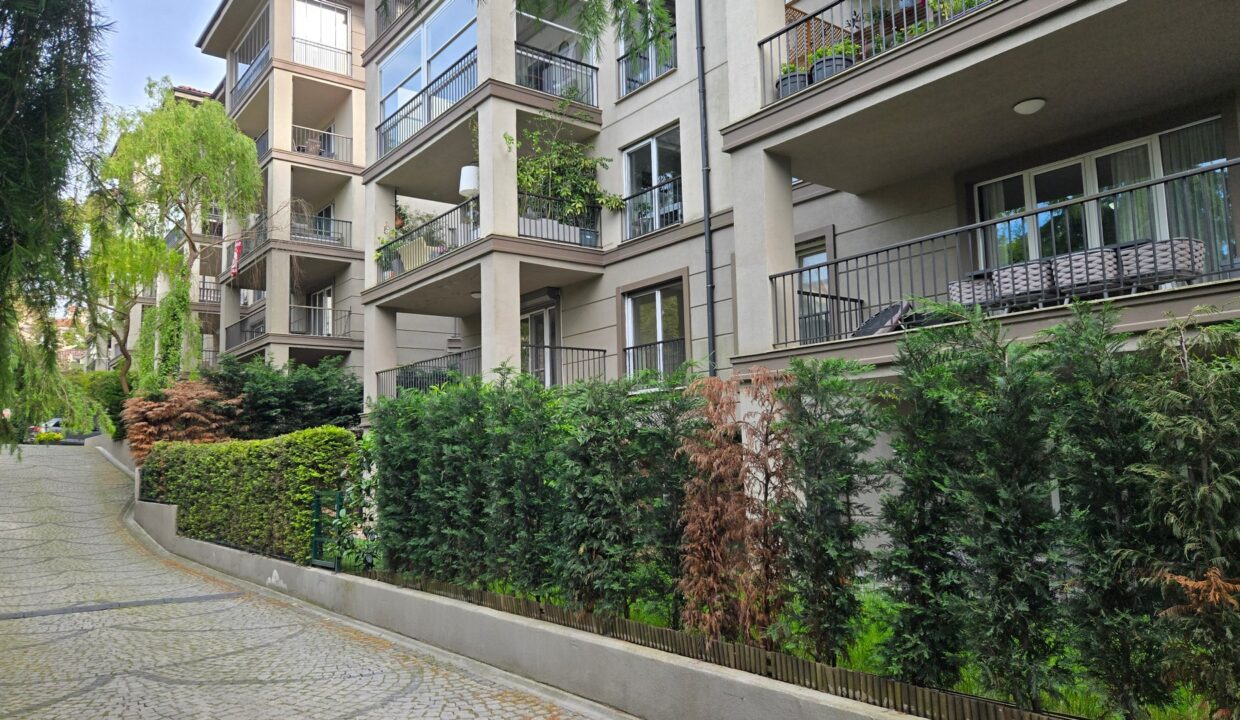 Göktürk Saklıbahçe Sitesi'nde Önü Açık Ara Kat 4+1 Satılık Daire
