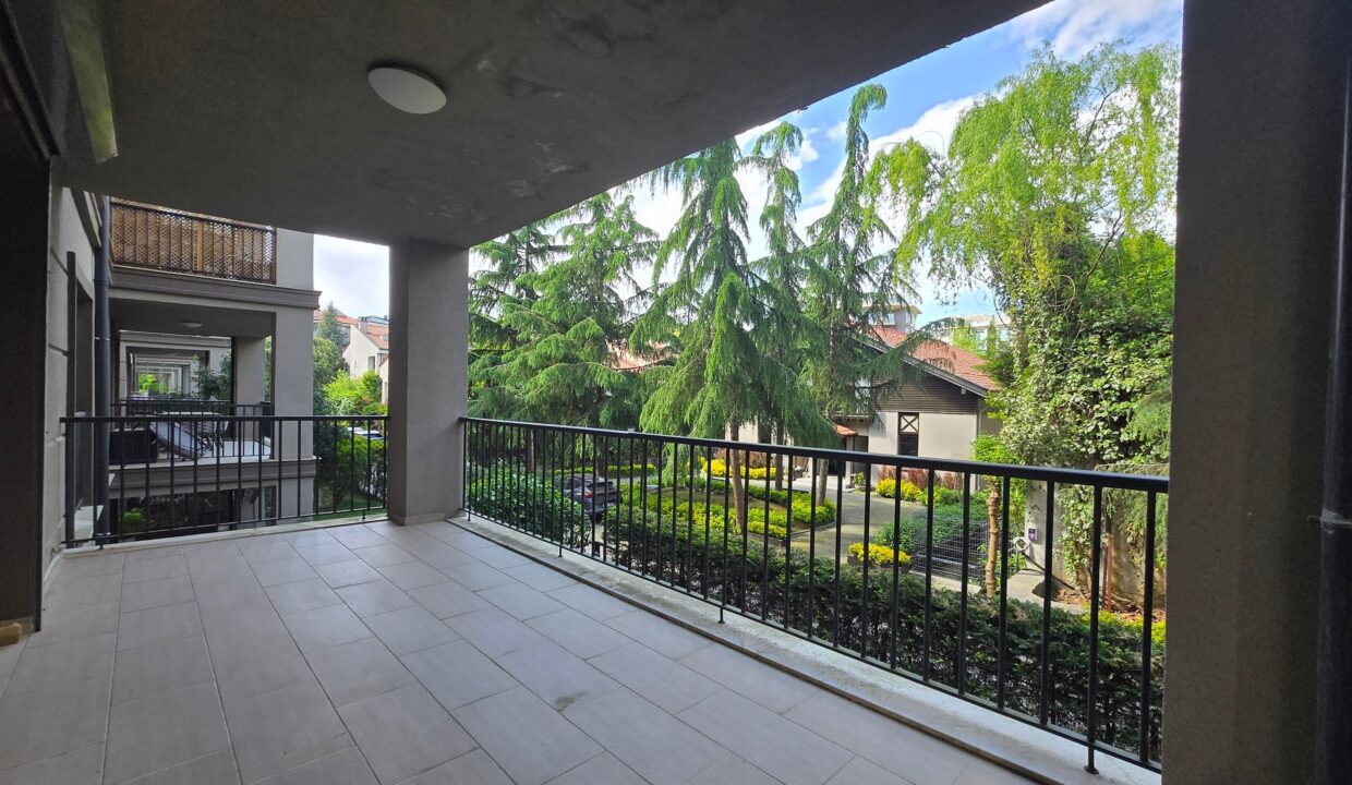 Göktürk Saklıbahçe Sitesi'nde Önü Açık Ara Kat 4+1 Satılık Daire