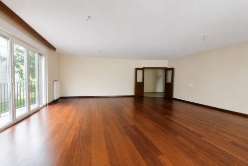 Göktürk Saklıbahçe Sitesi'nde Önü Açık Ara Kat 4+1 Satılık Daire