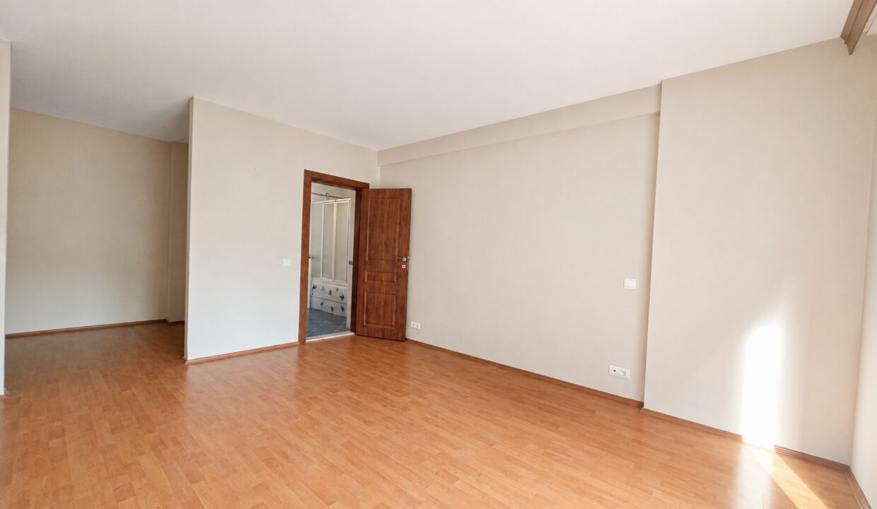 Göktürk Saklıbahçe Sitesi'nde Önü Açık Ara Kat 4+1 Satılık Daire