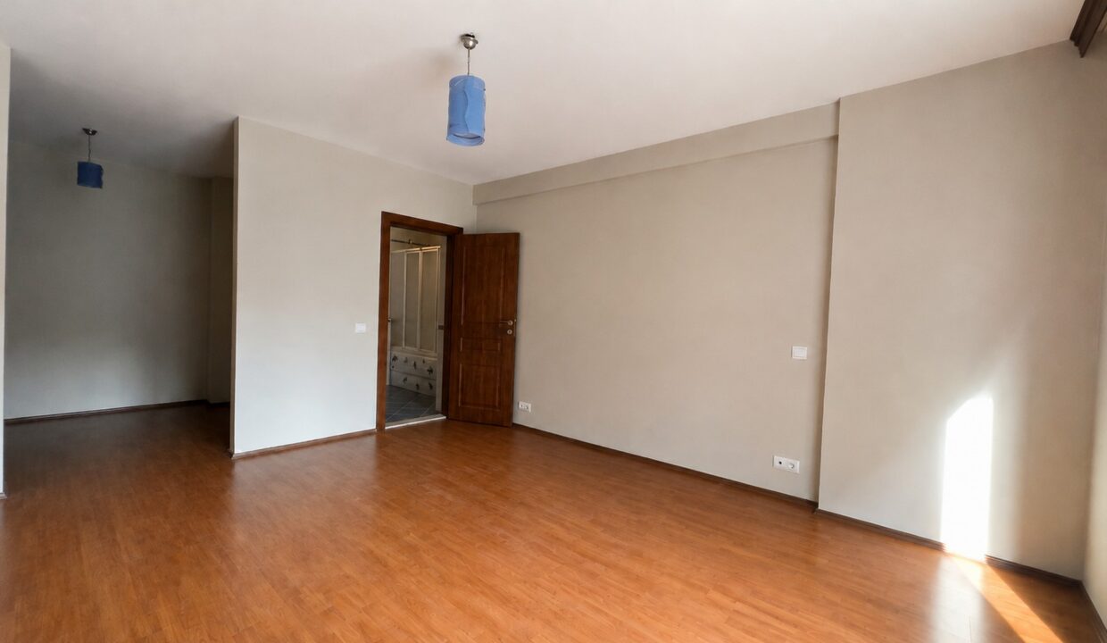 Göktürk Saklıbahçe Sitesi'nde Önü Açık Ara Kat 4+1 Satılık Daire