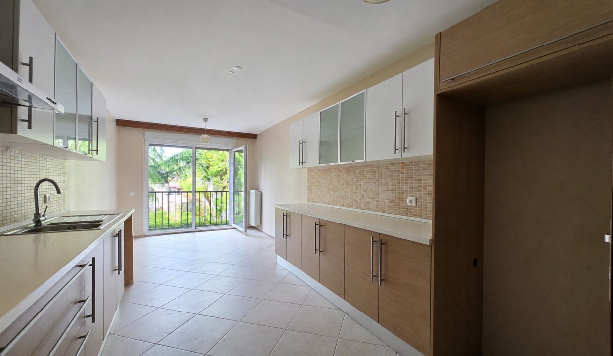 Göktürk Saklıbahçe Sitesi'nde Önü Açık Ara Kat 4+1 Satılık Daire