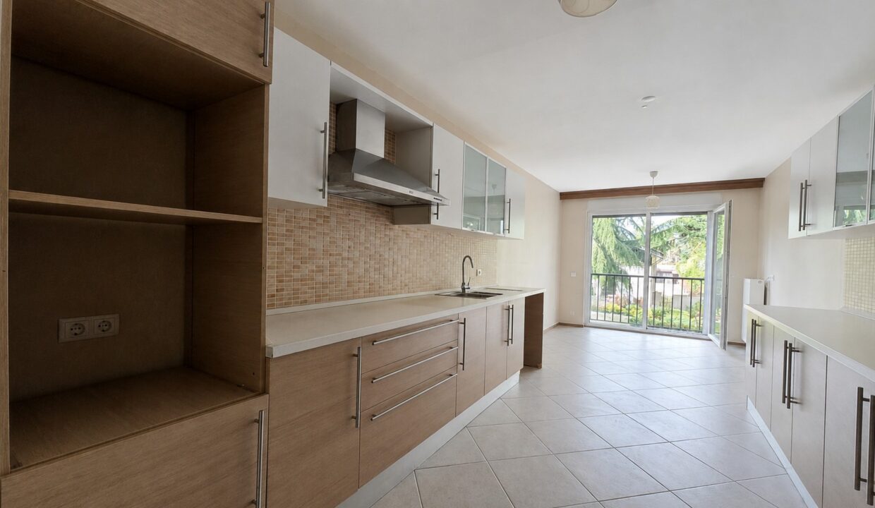 Göktürk Saklıbahçe Sitesi'nde Önü Açık Ara Kat 4+1 Satılık Daire